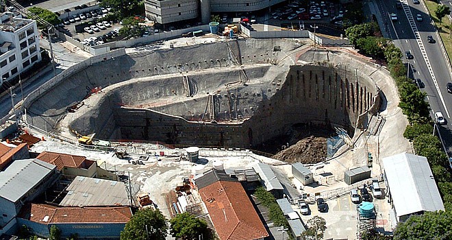 Cratera deixou sete mortos. Raimundo Pacco/Folhapress